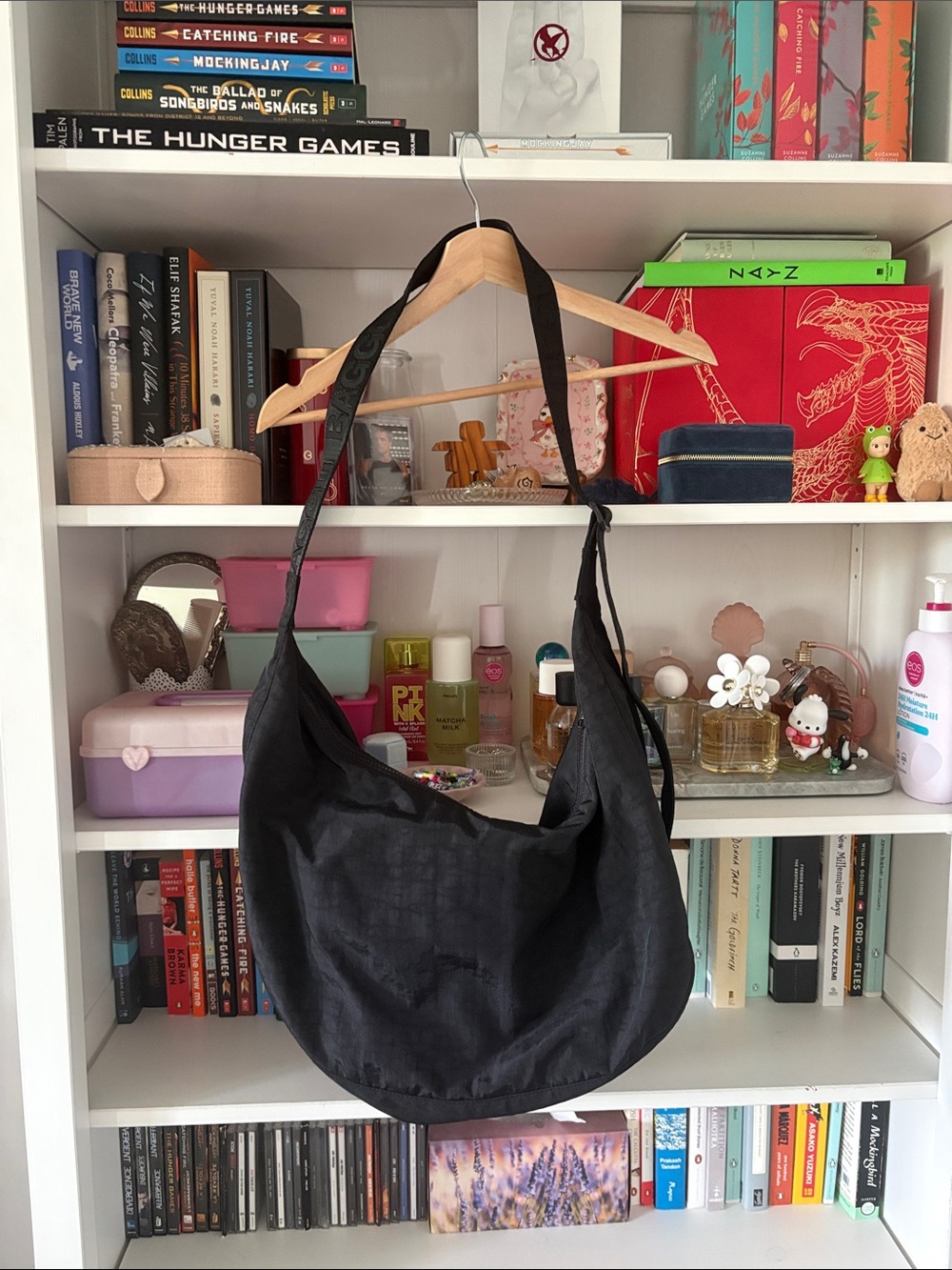 BNWT baggu large black crescent with long strap